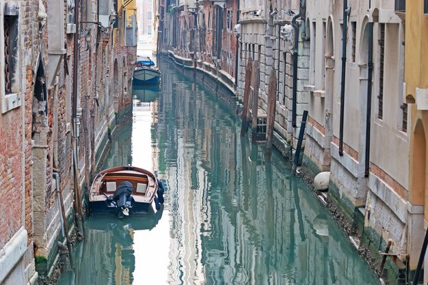 Canal estrecho en Venecia Italia