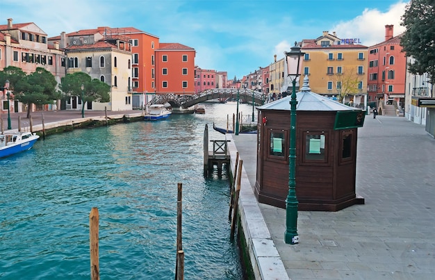 Canal estrecho en Venecia Italia