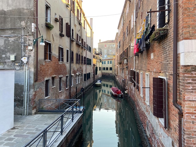 Canal estreito em sestiere de Cannaregio em Veneza