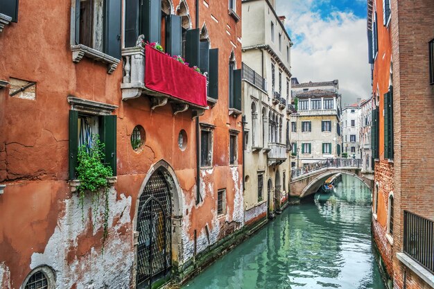 Canal estreito em Veneza Itália