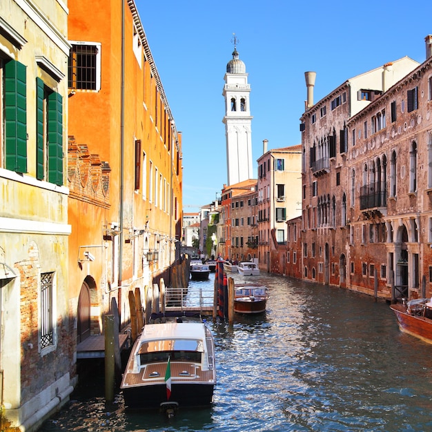 Canal y famoso campanario inclinado en Venecia, Italia