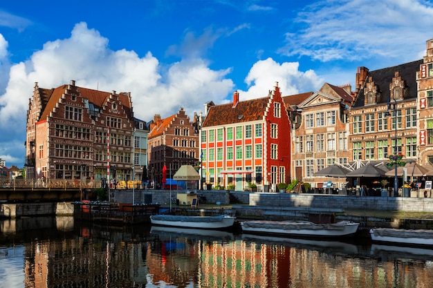 Canal de Gante y calle Graslei. Gante, Bélgica