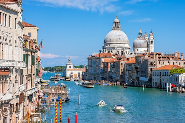 Canal Grande com a Basílica di Santa Maria della Salute ao fundo, Veneza, Itália