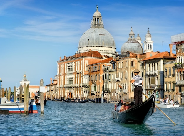 Canal grande e arquitetura de veneza no verão, itália