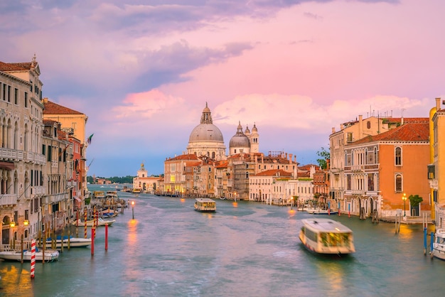 Canal Grande in Venedig, Italien mit der Basilika Santa Maria della Salute im Hintergrund in der Dämmerung