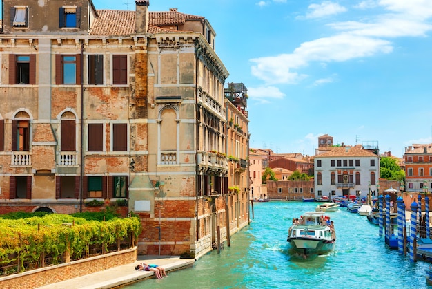 Canal Grande in Venedig mit Häusern und reisenden Menschen auf dem Boot