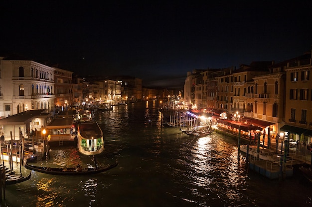 Foto canal grande nachtansicht von der rialtobrücke, venedig. italienische landschaft