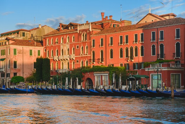 Canal grande no por do sol com gôndola, Venezia, Itália. Estacionamento no Grand Canal.