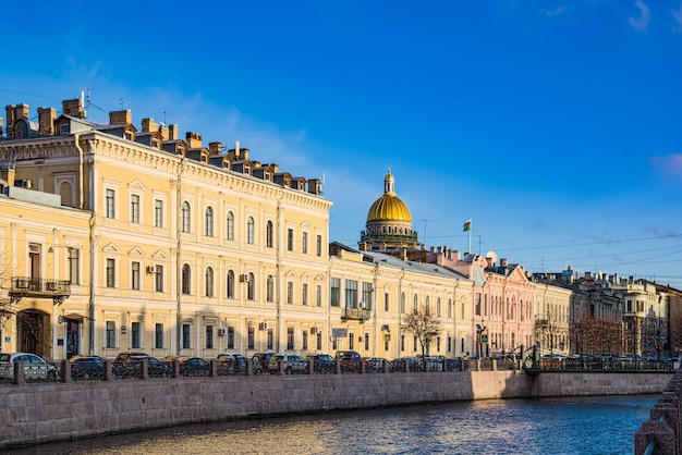 Canal Gribobedov y Catedral de San Isaac, vista urbana de San Petersburgo. Rusia.