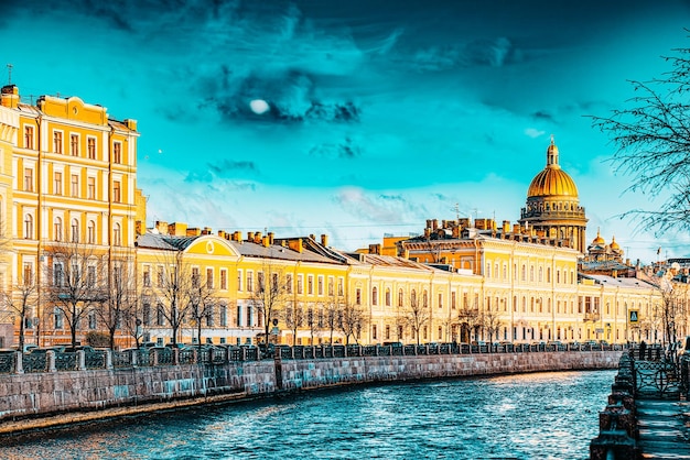 Canal Gribobedov und St. Isaaks-Kathedrale Stadtansicht von Sankt Petersburg Russland