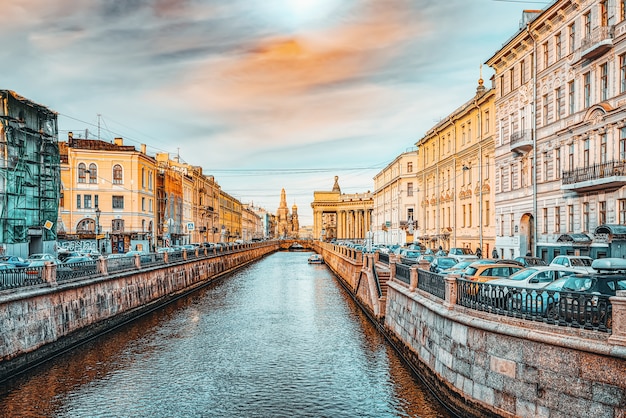 Canal Gribobedov. Vista urbana de San Petersburgo. Rusia.