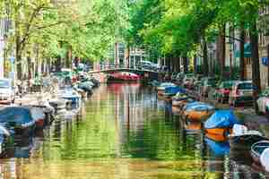 Foto canal groenburgwal na cidade velha de amsterdã, holanda, província da holanda do norte.