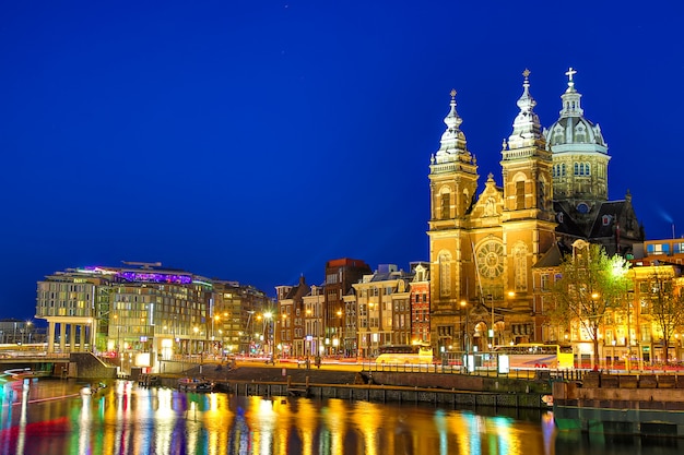 Canal y la Iglesia de San Nicolás en Amsterdam en el crepúsculo, Países Bajos