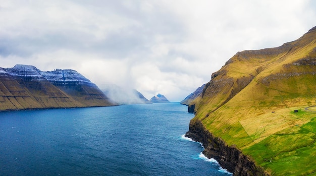 Canal entre las islas de Bordoy y Kalsoy Islas Feroe Dinamarca