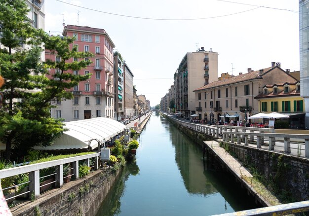 Foto canal en medio de edificios en la ciudad contra el cielo