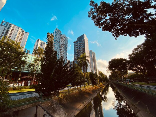 Foto canal en medio de edificios contra el cielo en la ciudad