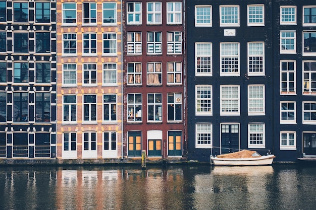 Canal de Ámsterdam Damrak con casas Países Bajos