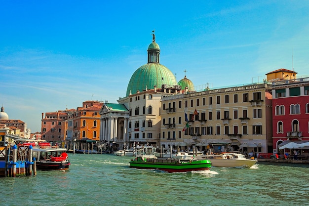 Canal na cidade de Veneza