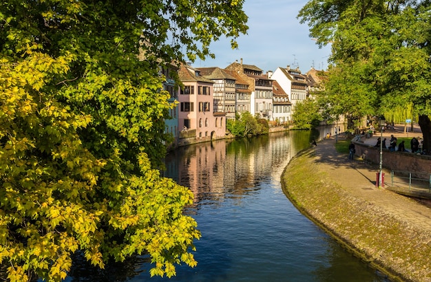 Canal na cidade velha de Estrasburgo, Alsácia, França