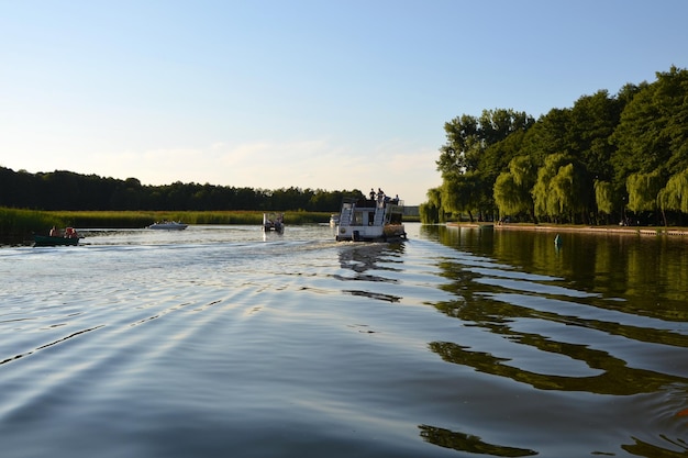 Canal navegável e barcos na água