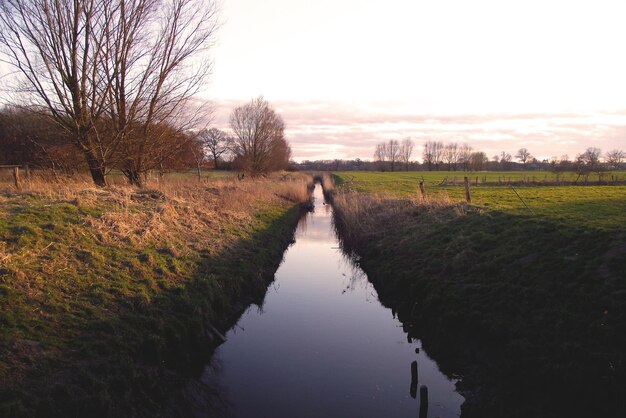 Foto canal no campo contra o céu