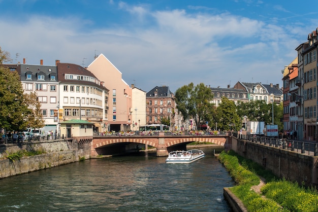 Canal no centro da cidade de Estrasburgo