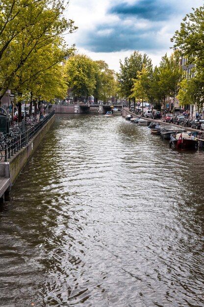 Canal no centro de amsterdã