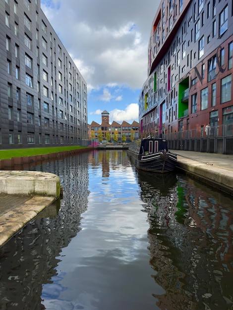 Foto canal no meio de edifícios em ancoats manchester