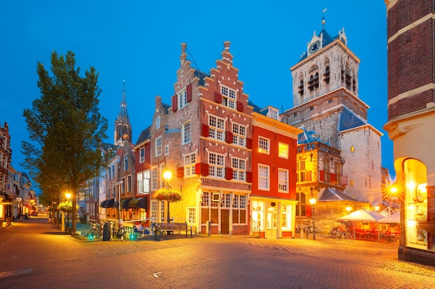 Canal nocturno, casa típica holandesa, Ayuntamiento y protestante gótico Nieuwe Kerk, iglesia nueva, en Delft, Holanda, Países Bajos