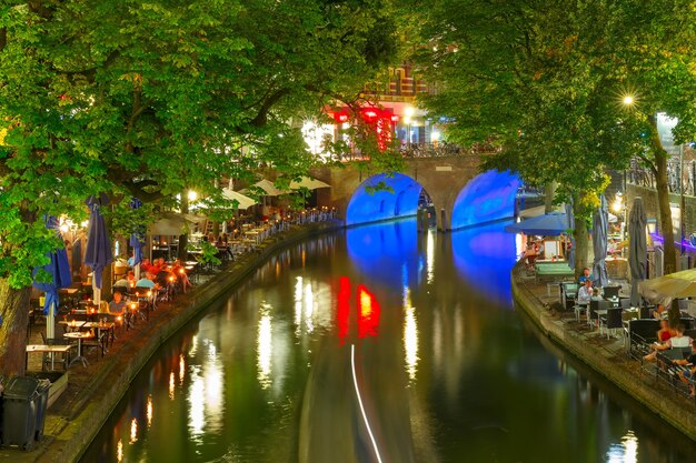 Canal Oudegracht in den bunten Nachtbeleuchtungen in der blauen Stunde, Utrecht, Niederlande