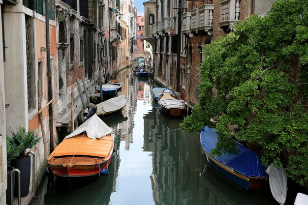 Canal paisaje urbano en Venecia, Italia