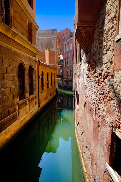 Canal paisaje urbano en Venecia, Italia