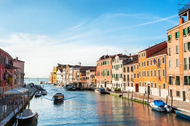 Canal panorâmico ao pôr do sol em veneza, itália