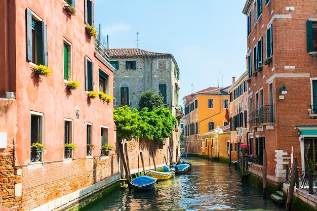 Canal panorâmico com edifícios coloridos em Veneza, Itália