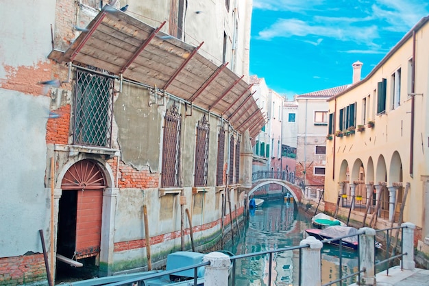 Canal pintoresco en Venecia Italia