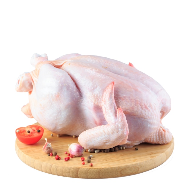 Foto canal de pollo crudo en la tabla de cortar aislado sobre fondo blanco.
