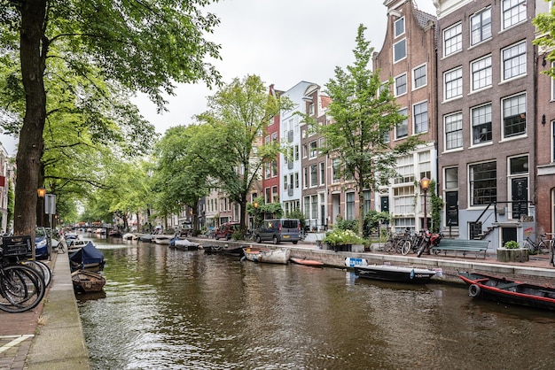 Canal por edifícios na cidade
