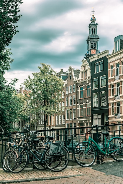 Canal y puente de Ámsterdam con bicicletas Holanda