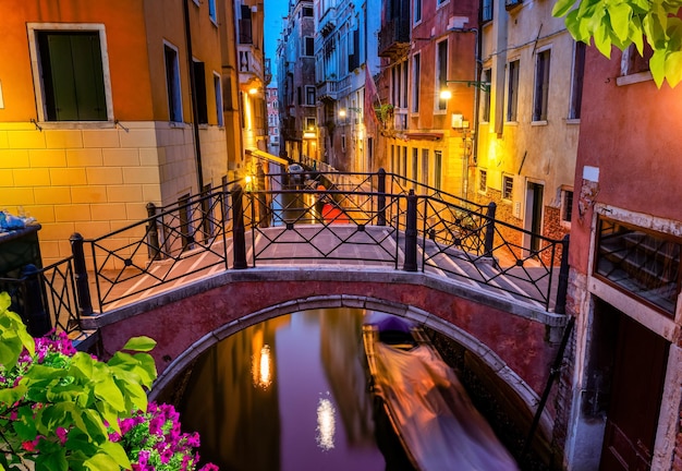 Canal y puente en Venecia