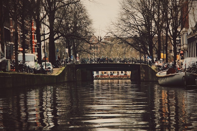 Canal que pasa por la ciudad por la noche