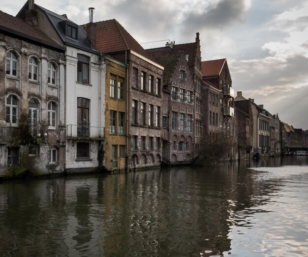 Canal que pasa por la ciudad