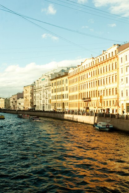 Canal del río con barcos en San Petersburgo