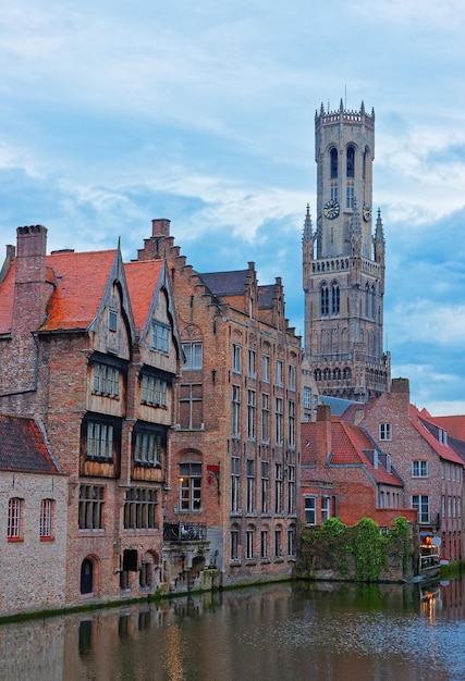 Canal Rozenhoedkaai en la ciudad vieja de Brujas, Bélgica