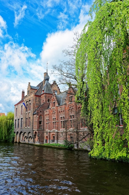 Canal Rozenhoedkaai, o Rosario Quay en el casco antiguo medieval de Brujas, Bélgica