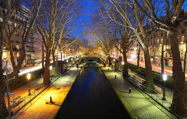 El Canal SaintMartin de noche Es un largo canal en París que conecta el Canal de l'Ourcq con el río Sena