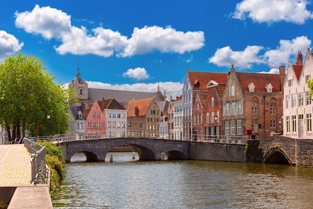 El canal soleado es un espejo con hermosas casas medievales en Bélgica.