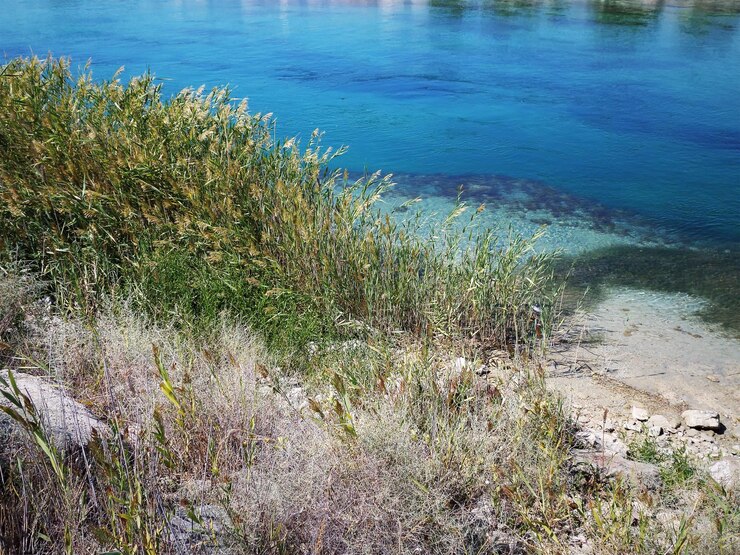 Canal de toma de agua para la desalinización de agua de mar Kazajstán Mangistau región Aktau