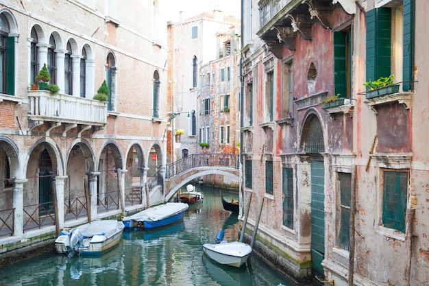 Canal tradicional de Veneza de um dos mais belos mirantes