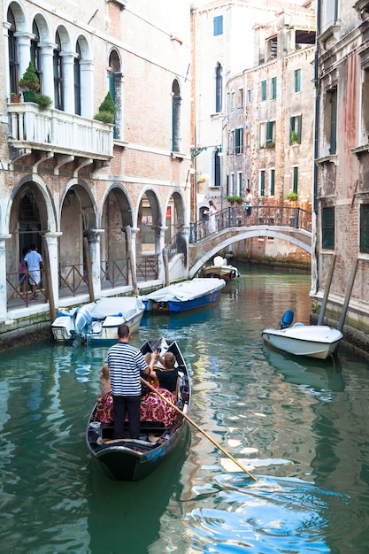 Canal tradicional de Veneza de um dos mais belos mirantes