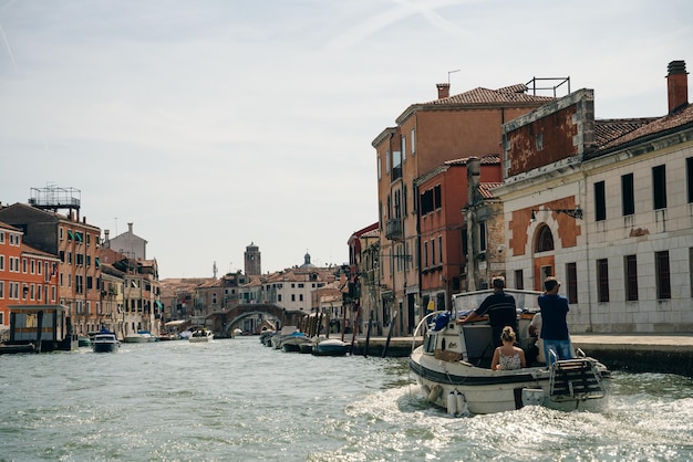 Canal para transbordadores en Venecia, Italia, mayo de 2023